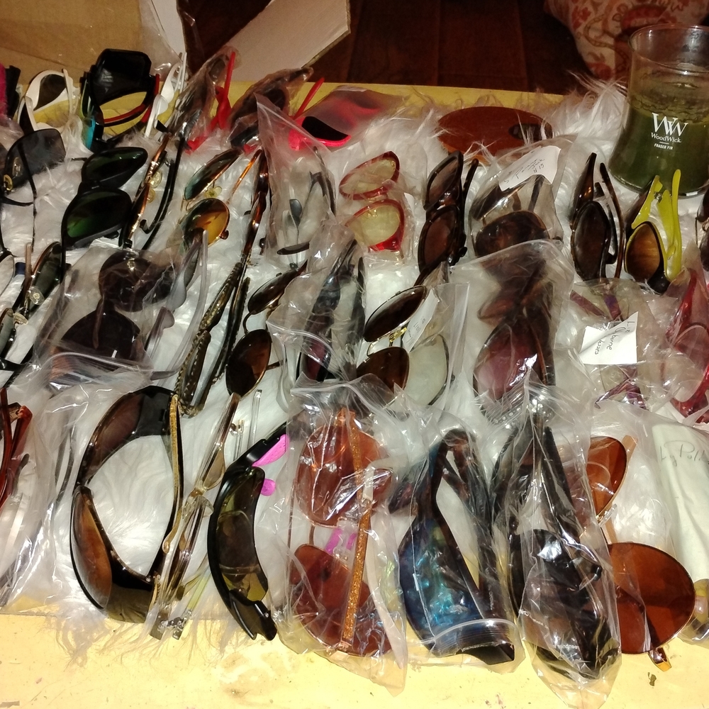 Mystery Box of Stylish Sunglasses and Glasses. Unsorted. 5lb Box. 75-100 Per Box - Picture 11 of 14